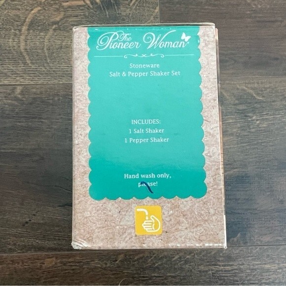 Pioneer Woman Charlie & Walter Salt & Pepper Shakers NIB Christmas Basset Hound - Picture 5 of 6